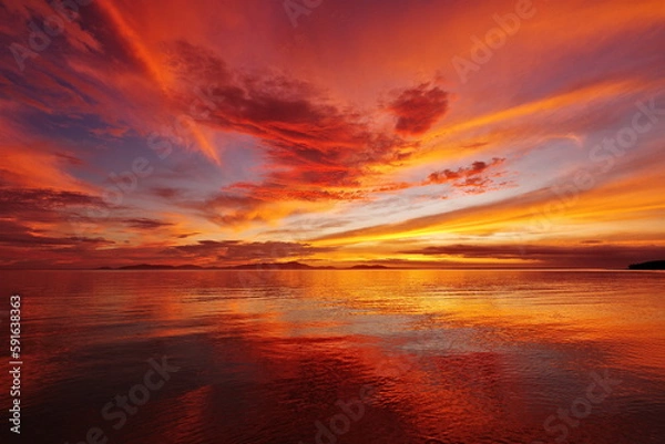 Obraz 沖縄県小浜島　水面に反射する美しい朝焼け