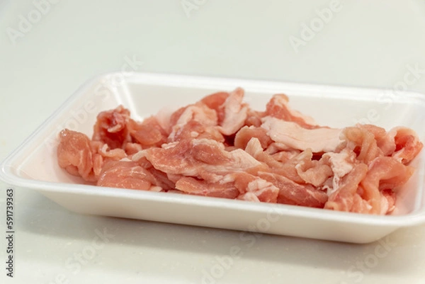 Fototapeta 白いプラスチックトレイの上の赤い豚肉