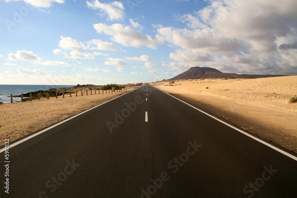 Fototapeta Viaggio - Strada tra deserto e oceano
