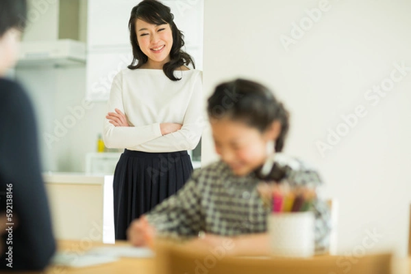 Fototapeta 娘を見守る母親