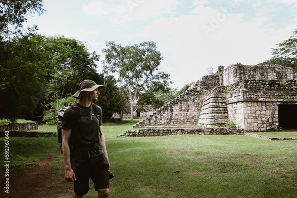 Fototapeta man and Chichen Itza pyramid in Mexico 