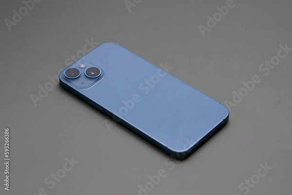 Fototapeta おしゃれなテーブルに置かれた女性のスマートフォン