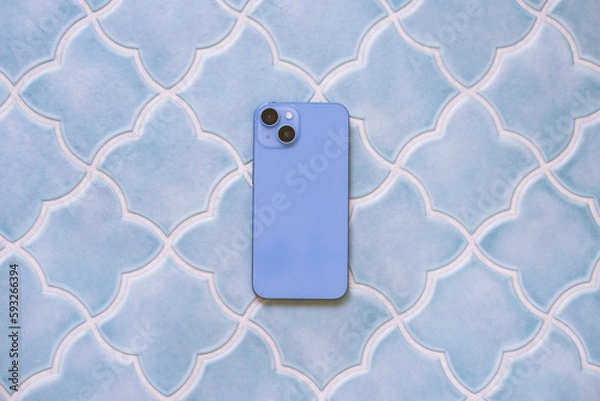 Obraz おしゃれなテーブルに置かれた女性のスマートフォン