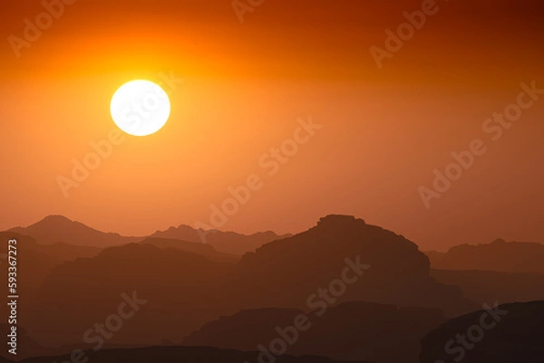 Fototapeta Wadi Rum w Jordanii. Piękny zachód słońca nad pustynnymi górami.