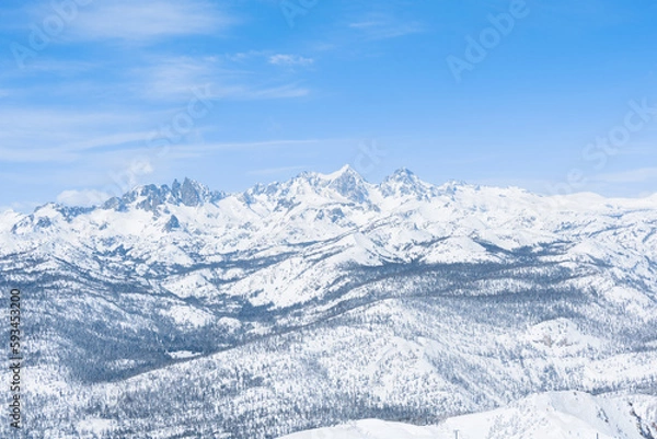 Fototapeta A view of snowy mountains on Mammoth Mountain in Mammoth Lakes, CA