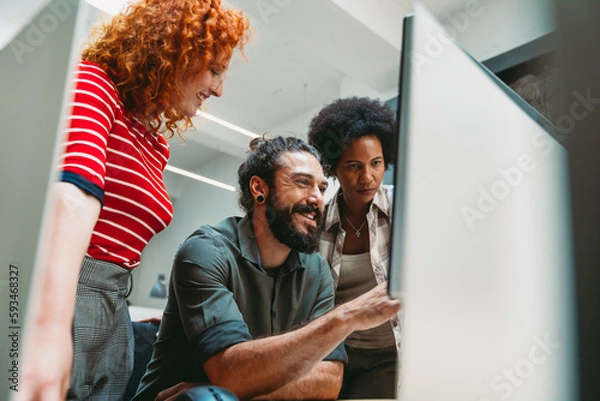 Fototapeta Programiści współpracują w firmie IT, opracowującej aplikacje. Koncepcja biura pracy w pracy ludzi