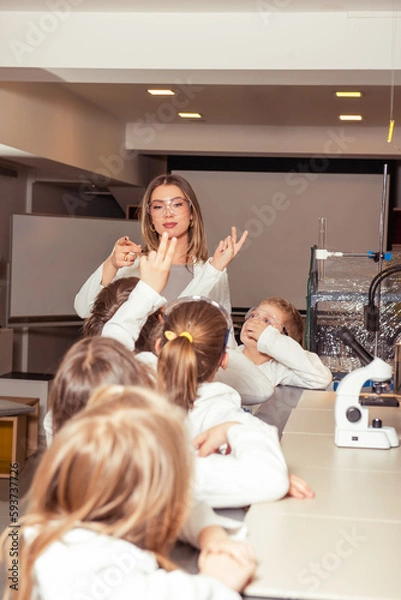 Fototapeta Elementary school children doing experiments in the laboratory