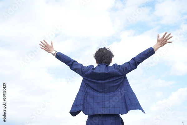 Fototapeta 空に手をかかげる男性