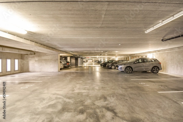 Fototapeta an empty parking area with cars parked in the space on the left and right hand corners to the right