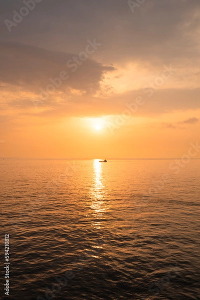 Fototapeta 水平線から昇る朝日