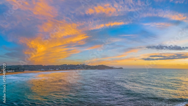 Fototapeta Sunrise at the seaside with an interesting high cloud structure