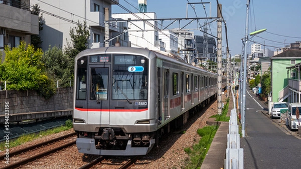 Fototapeta 快走する通勤電車