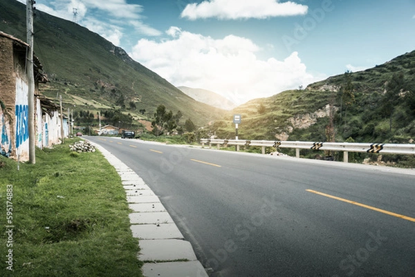 Fototapeta carretera en la sierra peruana junto a un paisaje vacío, para usarse en fotomontajes de automóviles