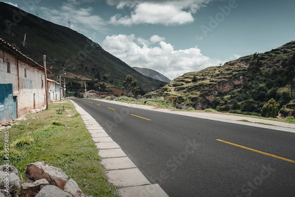 Fototapeta carretera en la sierra peruana junto a un paisaje vacío, para usarse en fotomontajes de automóviles
