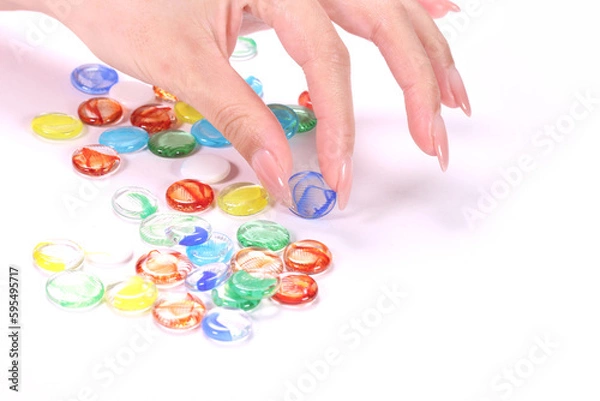 Fototapeta おはじきを持つ女性の手