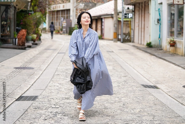 Obraz 沖縄旅行でやちむん通りを散策する女性