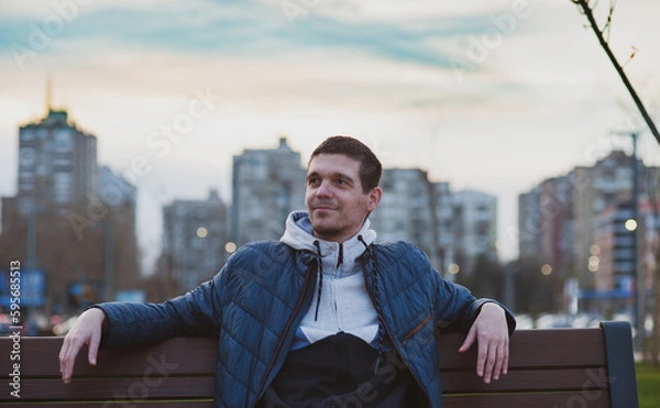 Obraz An average guy sitting in the park 