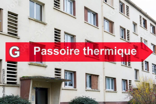 Fototapeta Immeuble des années 1960. Avec illustration informative de "passoire thermique".