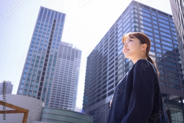 Obraz 期待で笑顔になる日本人ビジネスウーマン