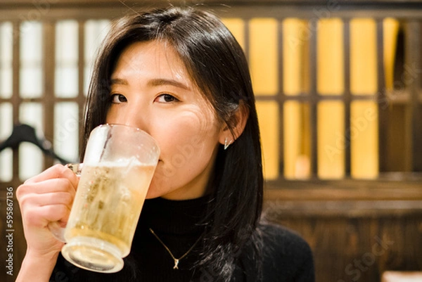 Obraz ハイボールを飲む女性