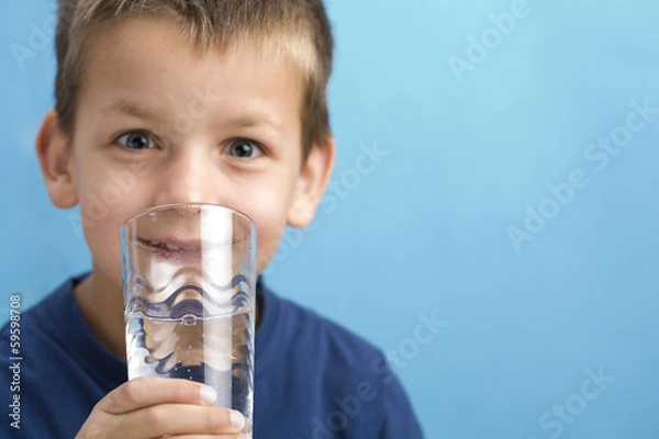 Fototapeta Kind mit Wasserglas