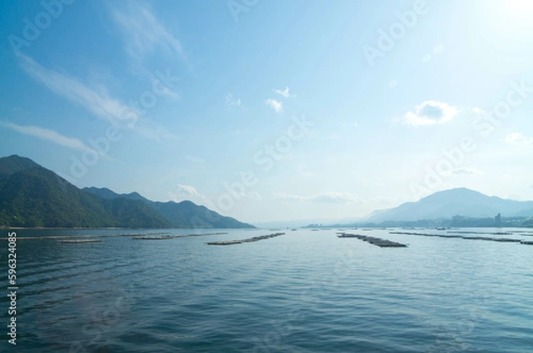 Obraz 広島 宮島へ向かうフェリーから眺めた穏やかな瀬戸内海の眺め