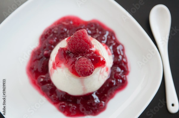 Fototapeta Panna Cotta mit Himbeeren
