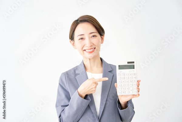 Fototapeta 電卓を持つビジネスウーマン　白背景