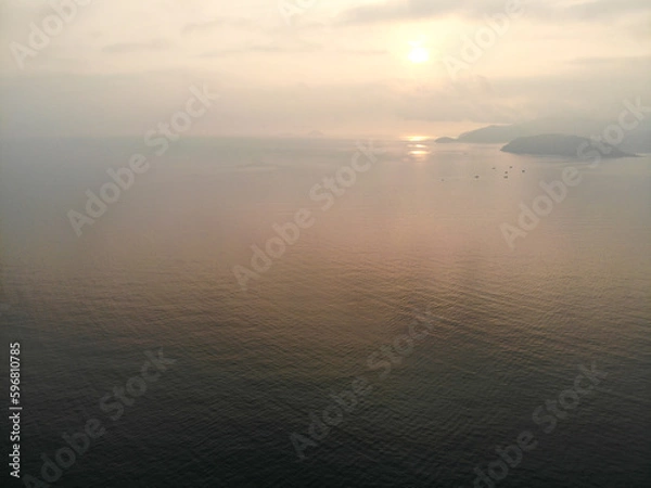 Fototapeta 베트남 나트랑의 아름다운 해안선과 빈펄섬 그리고 일출