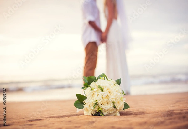 Obraz Tylko małżeństwo, trzymając się za ręce na plaży