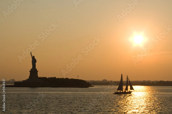 Fototapeta Wyspa Ellis i Statua Wolności o zachodzie słońca. Nowy Jork