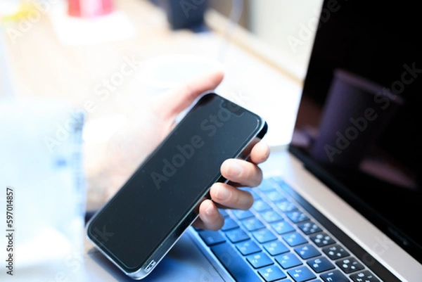 Obraz ノートパソコンとスマートフォンを使用している女性　ビジネス