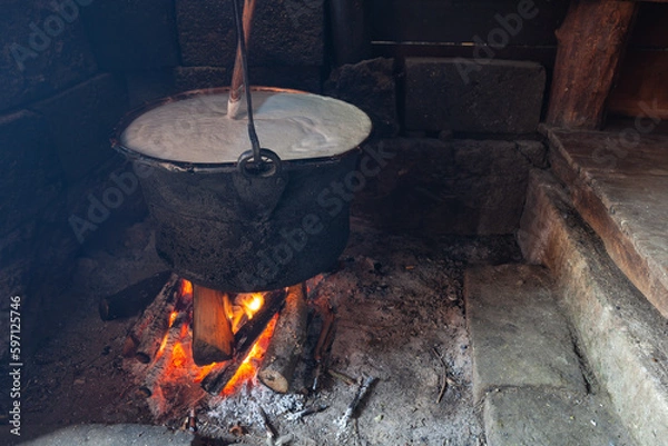 Fototapeta Bacówka w Jabłonce nad Czarną Orawą i okolice. Gar z gotującym się mlekiem z pianą i drewnianą łyżką nad płonącym ogniskiem. 