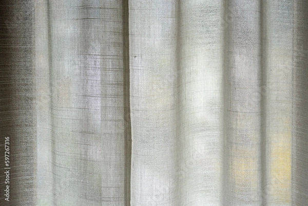 Obraz una bella tenda d'appartamento di colore bianco chiude una finestra