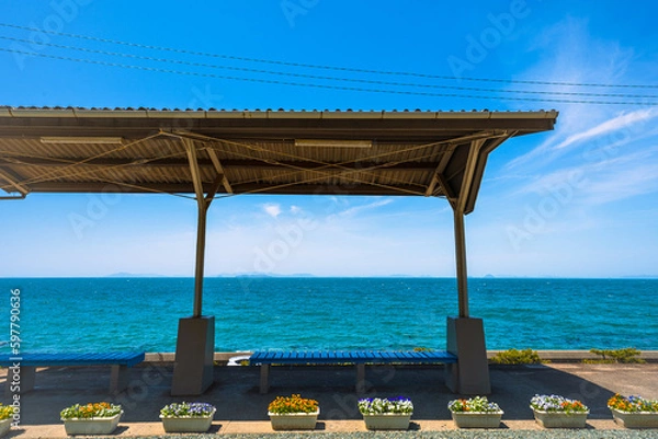 Obraz 下灘駅　乗り場から目の前に広がる海がある駅