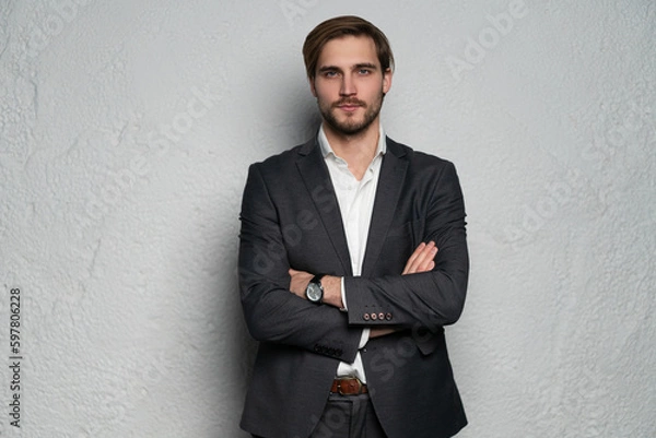 Obraz Elegancki młody przystojny mężczyzna. Portret mody studyjnej