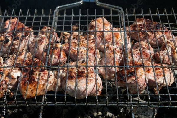 Fototapeta Мясо жарится в решетке гриль