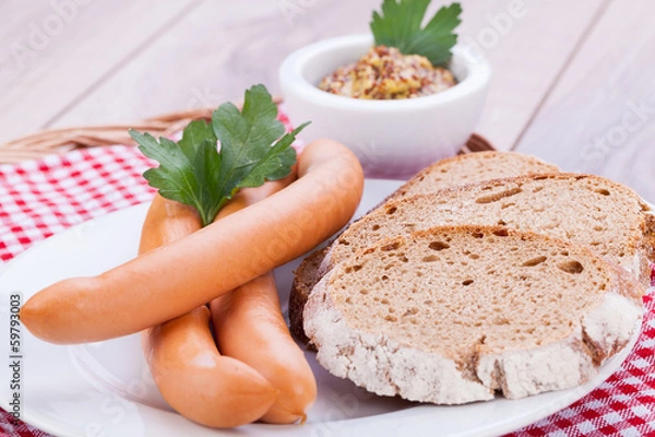Fototapeta heisse wiener würstchen mit senf und dunklem brot