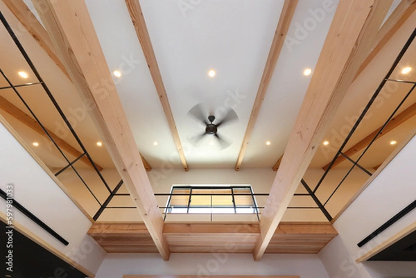 Obraz 吹き抜けの天井に回るシーリングファン