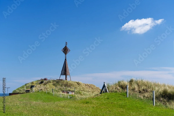 Fototapeta Aussichtsplattform Westkopf im Westen von Baltrum mit grüner Wiese und Zaun bei sonnigem Wetter