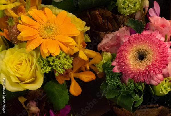 Obraz 花屋の店先のオレンジと赤の花の寄せ植え