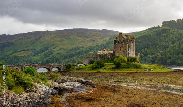 Obraz Eilean Donan Castle in Scotland in the evening. Tidal island between Loch Duich, Loch Long and Loch Alsh. Western Highlands, Scotland, Great Britain, United Kingdom.
