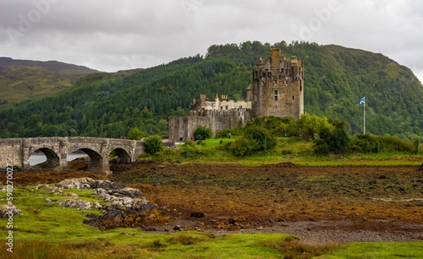 Obraz Eilean Donan Castle in Scotland in the evening. Tidal island between Loch Duich, Loch Long and Loch Alsh. Western Highlands, Scotland, Great Britain, United Kingdom.