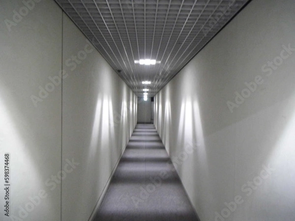 Fototapeta 屋内の分岐のない狭い通路