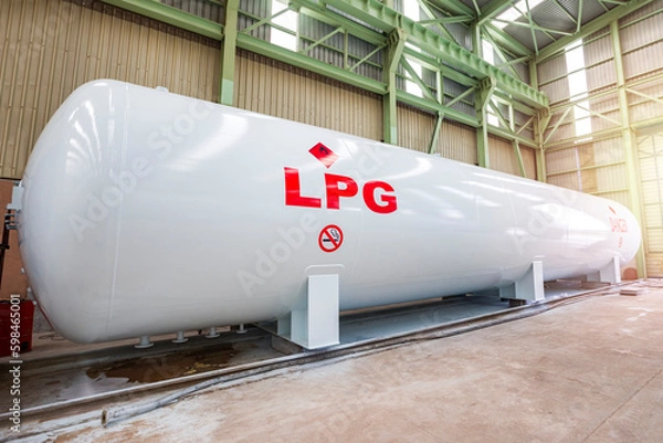Obraz A pressure vessel (lpg) constructed of a horizontal steel cylinder (LPG Storage, In United States ASME Boiler and Pressure Vessel Code, Ad Merkblatt design). Pressure must be built to a formal code.
