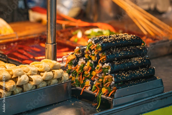 Fototapeta 포장마차에서 파는 김밥과 만두 그리고 떡볶이