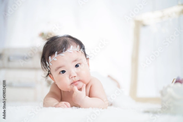 Fototapeta 明るい自然光でハーフバースデーをお祝いする生後6か月の天使の赤ちゃん