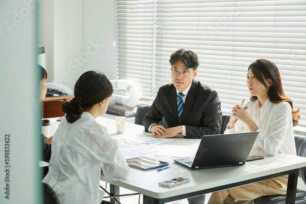 Obraz 회의실에서 회의를 하고있는 직장 동료들