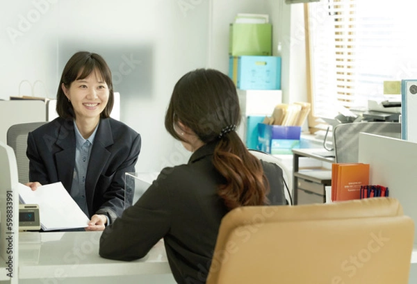 Obraz 창구에서 고객 응대를 하는 은행원