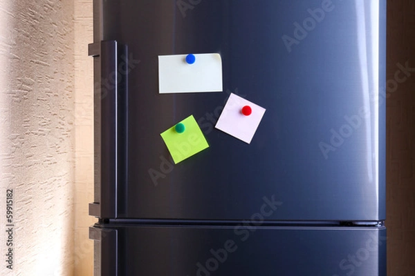 Obraz Puste arkusze papieru na drzwiach lodówki